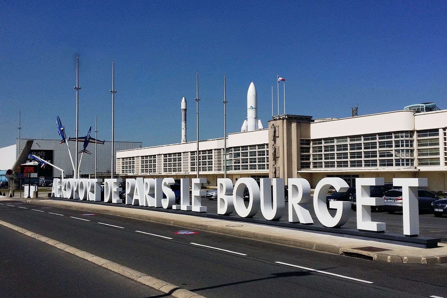 Fabrication et installation de 46 lettres signalétiques monumentales en béton Ductal pour l'aéroport du Bourget
