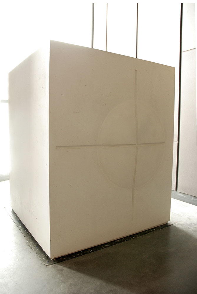 Cube sculpté en béton ductal