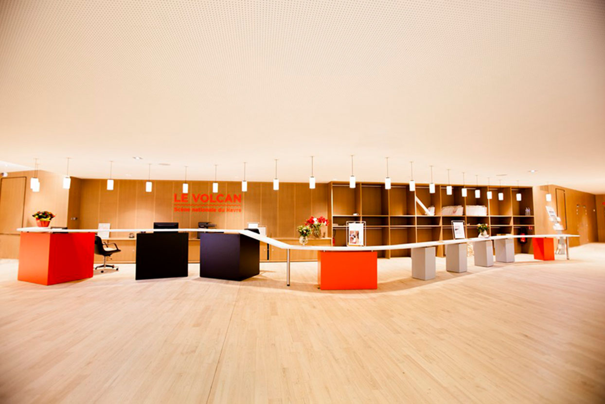 Fabrication borne d'accueil courbe en béton ductal pour musée Niemeyer