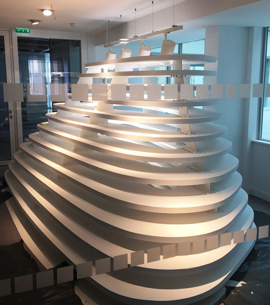 puits de lumière pyramidal constitué de 45 strates réalisées avec 233 modules en béton Ductal® blanc