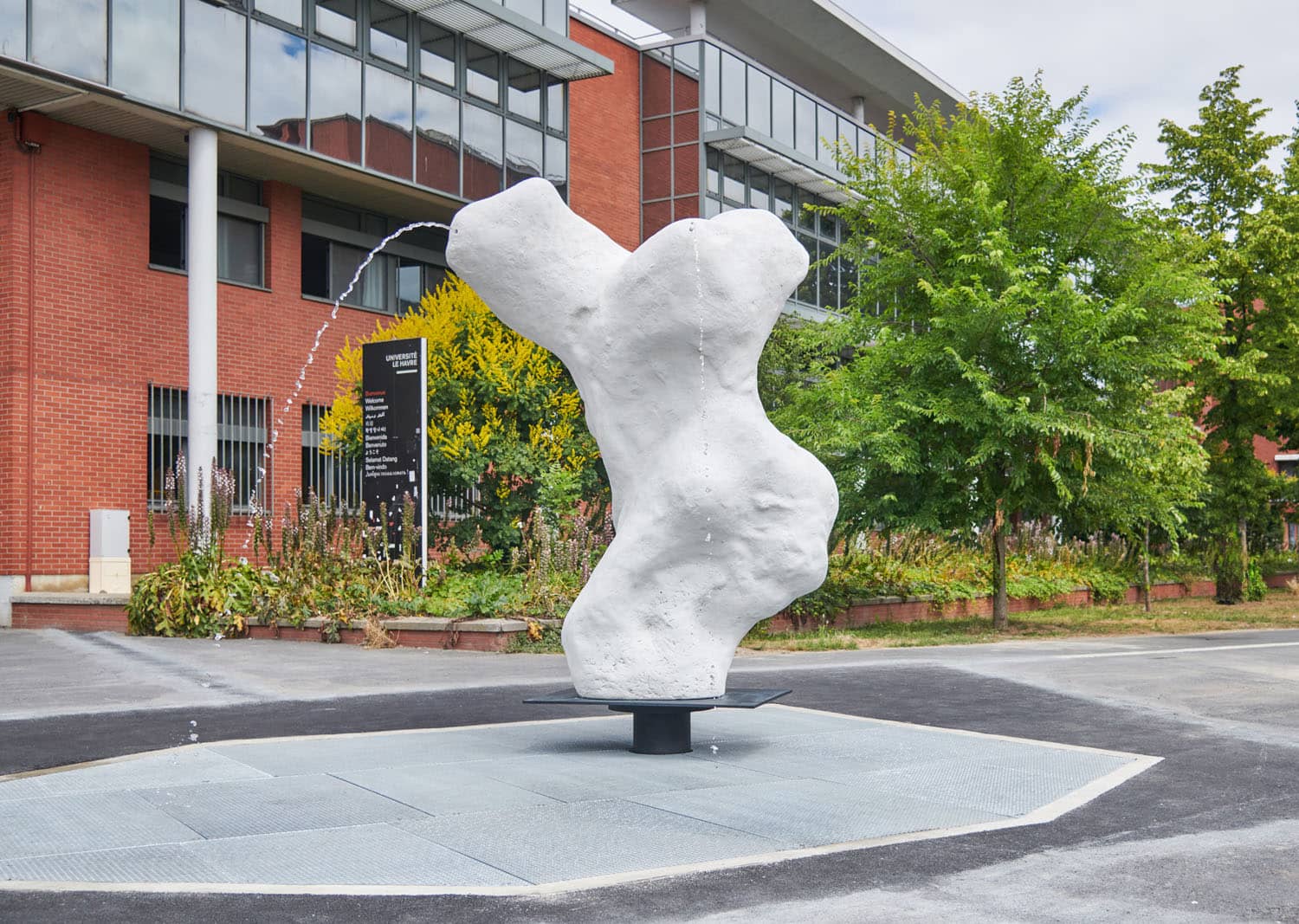 Taporo, réalisation d’une sculpture fontaine monumentale pour Didier Marcel et intégration du système de fontainerie.