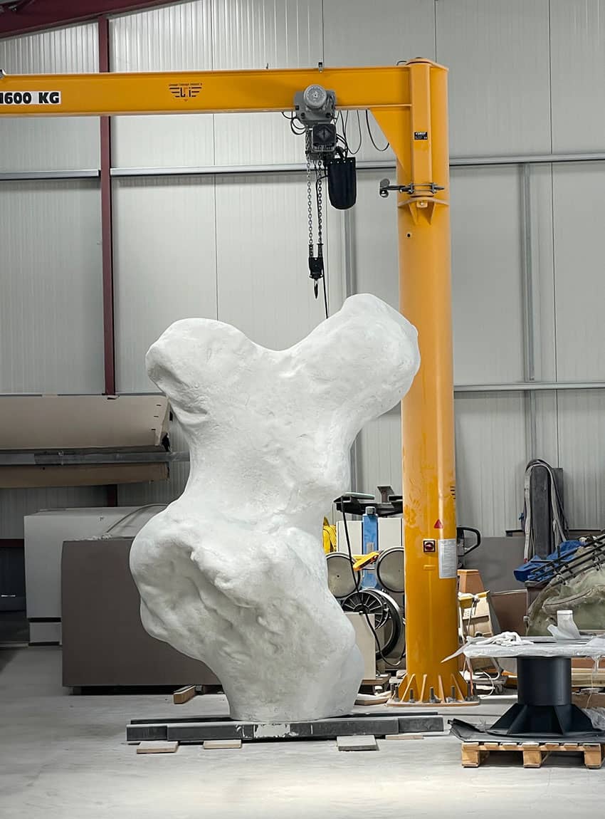 Réalisation du coffrage en acier. Coulage démoulage et finition.