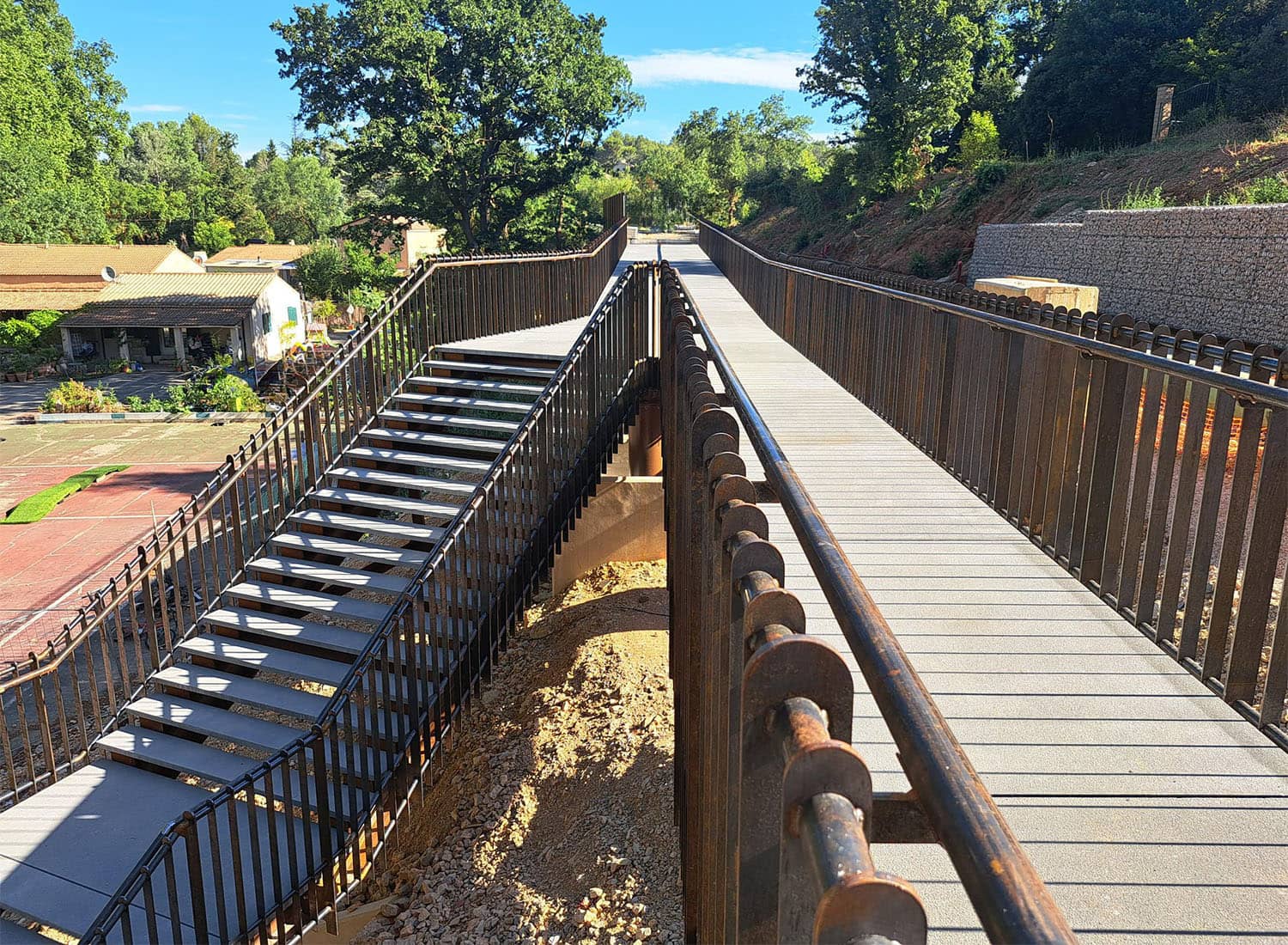 Réalisation par Taporo de dalles de passerelles, de marches d’escalier et dalles de pallier en béton fibré à ultra hautes performances