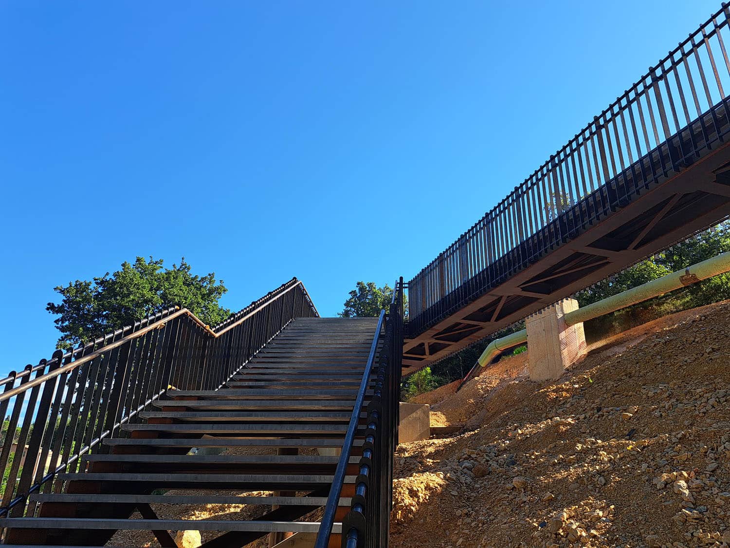 Réalisation par Taporo, de marches d’escalier en béton fibré à ultra hautes performances
