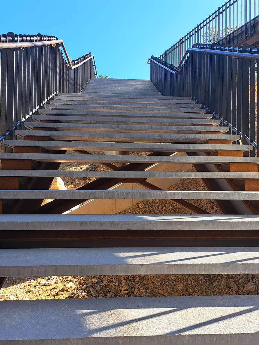 Réalisation par Taporo, marches d’escalier en béton fibré à ultra hautes performances