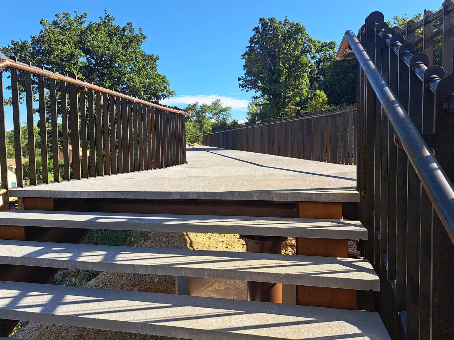 Réalisation par Taporo, marches d’escalier et dalles de pallier en béton fibré à ultra hautes performances avec matrice anti-glissante